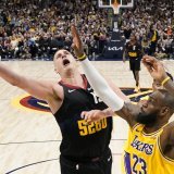 Jokic (à gauche) et les Nuggets mènent 3-0 face aux Lakers de LeBron James KEYSTONE/AP/Jack Dempsey
